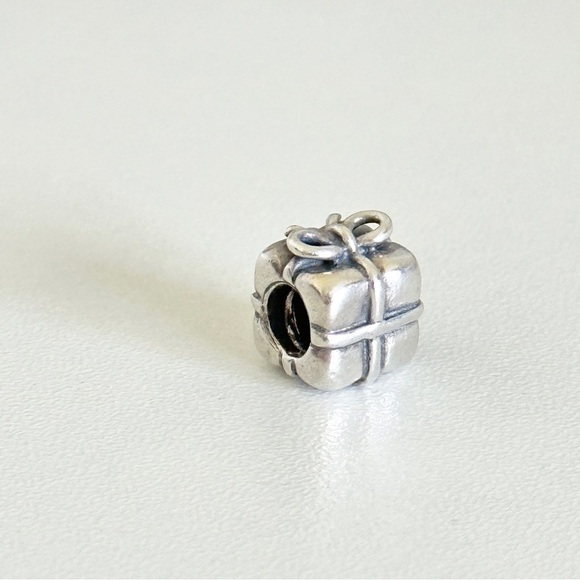 Pandora Retired 925 Sterling Silver Present Holiday Gift Box Bow Bead Charm - Picture 4 of 4
